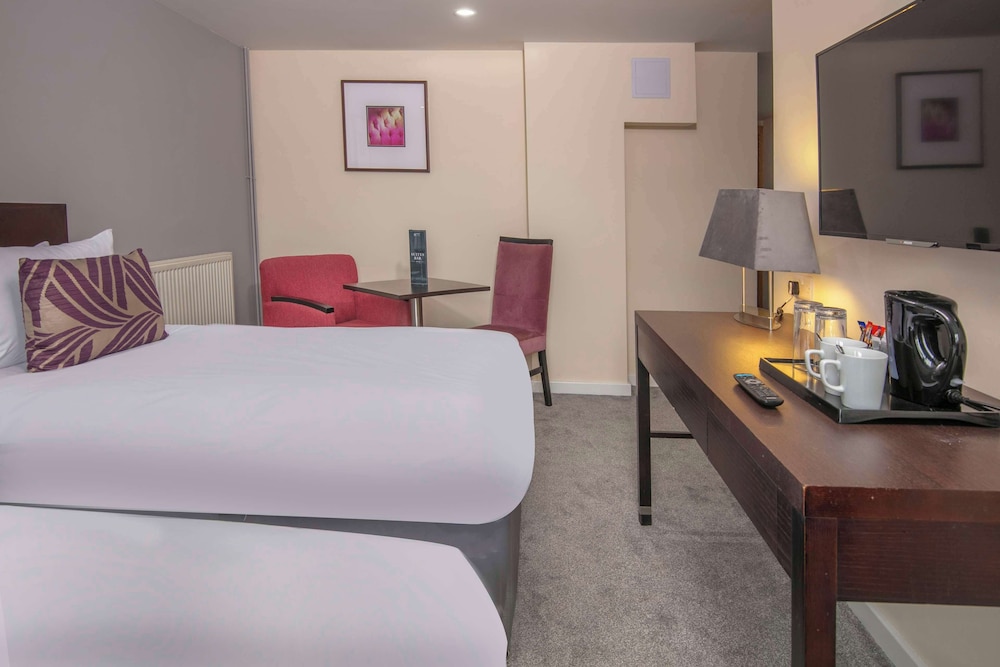 Standard Room, 2 Twin Beds, Non Smoking (Shower Only) - Photo 1