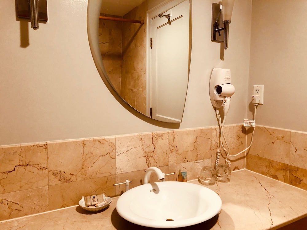Double Room, 1 Queen Bed, Private Bathroom photo 2