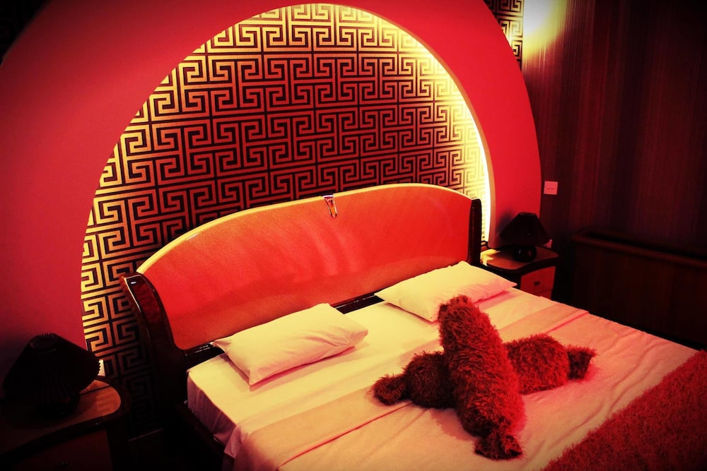 Bed & Sleeping Area