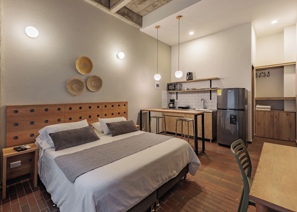 Superior Studio, 1 King Bed, Kitchen photo 1