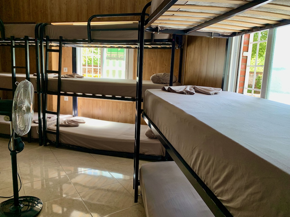 Dormitorio compartido básico, Dormitorio mixto (1 cama en una habitación compartida de 9 o 12 camas)