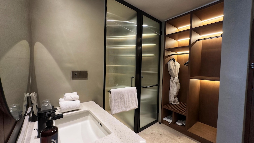 Deluxe Room, Pool View - Photo 6
