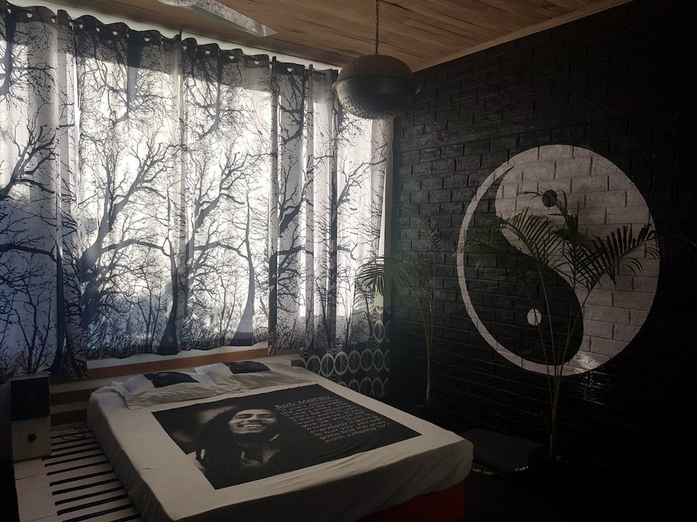 Designer Black Room photo 2