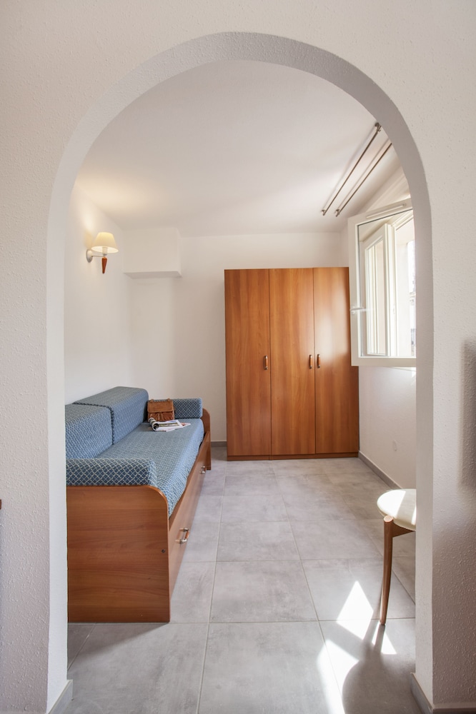 Chambre Quadruple, vue rue - Photo 3
