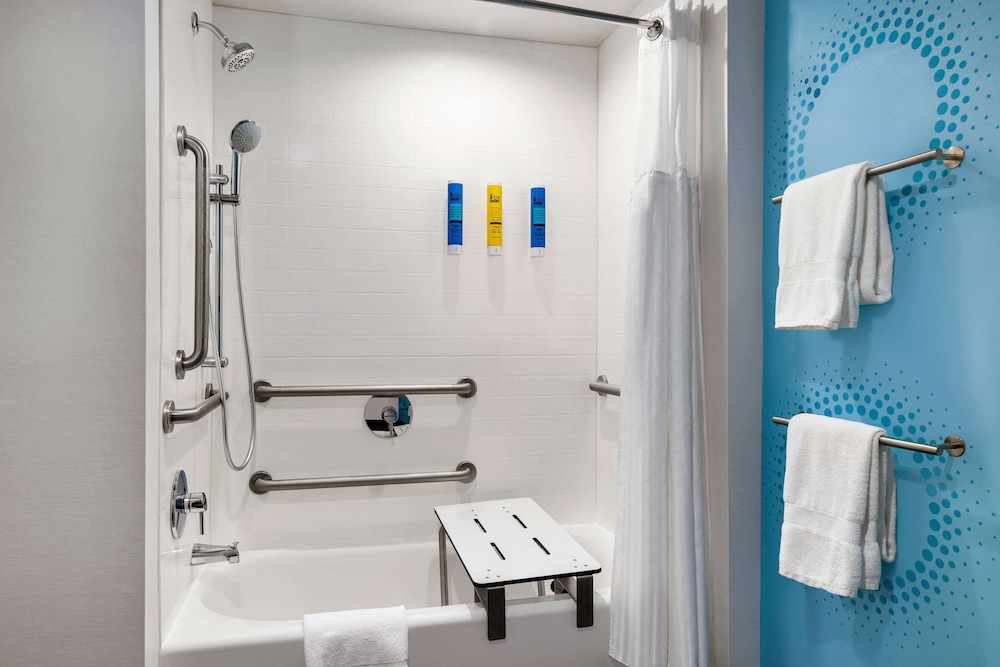 Room, 2 Queen Beds, Accessible, Bathtub photo 3
