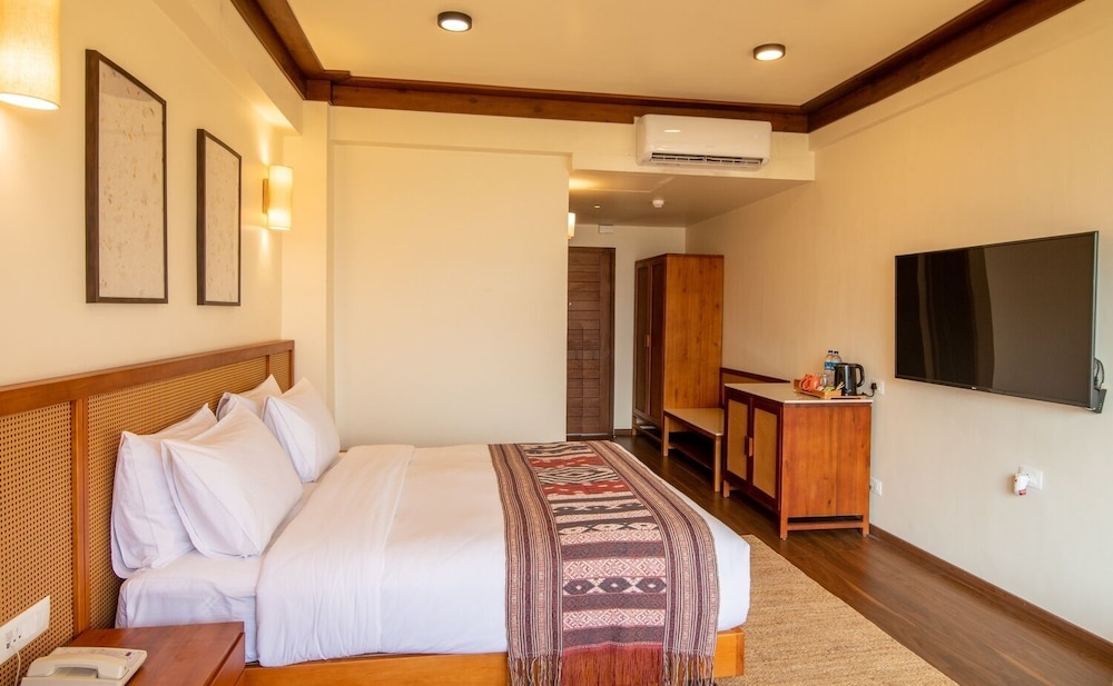 Deluxe Double Room, 1 King Bed, Balcony, Valley View