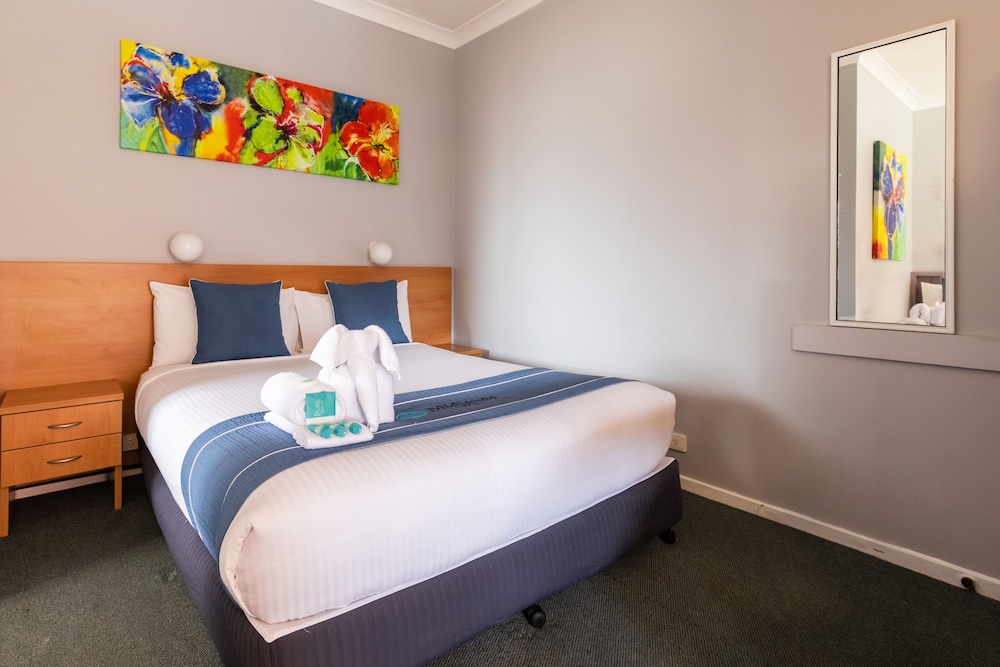 Standard Room, Multiple Beds, Pool Access photo 2