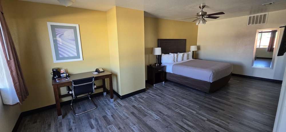 Suite, 1 King Bed, Non Smoking, Hot Tub photo 2