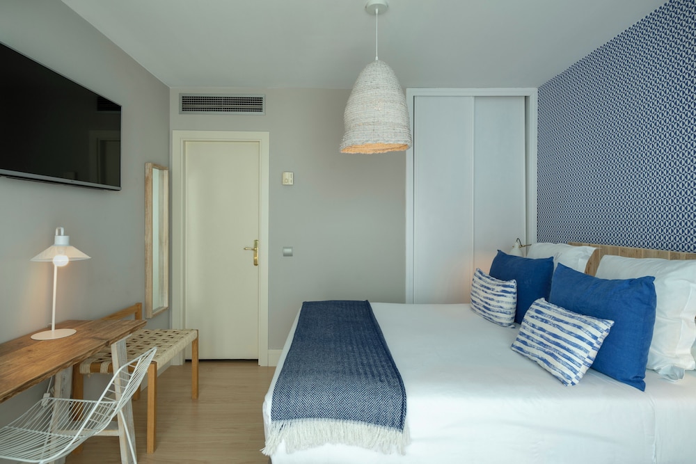 Premium Double Room Single Use - Photo 5