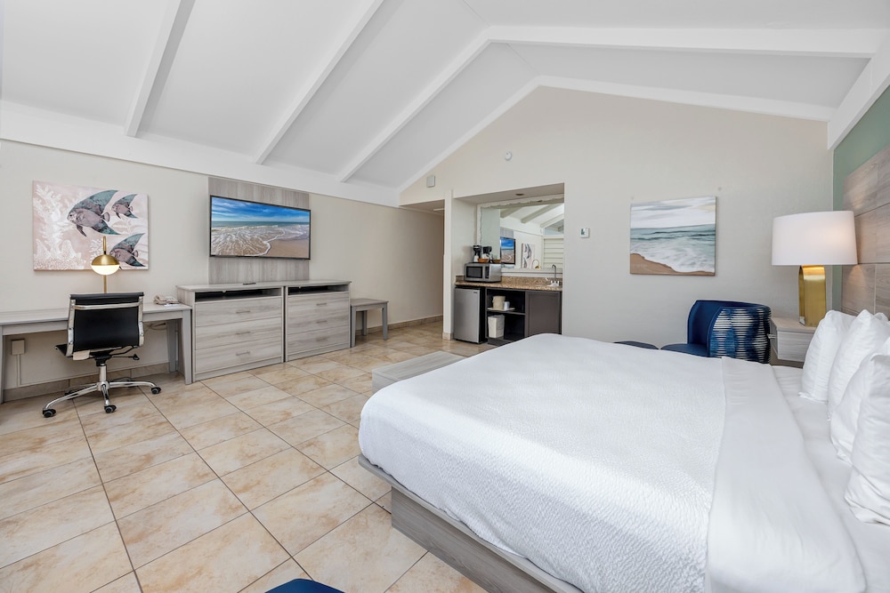 Standard Room, 1 King Bed, Non Smoking, Balcony (Larger Room) - Photo 2