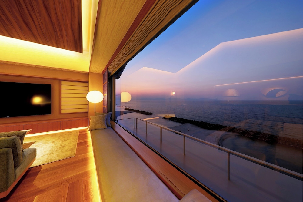 Top Floor Suite with Open-air Bath, Non Smoking photo 3