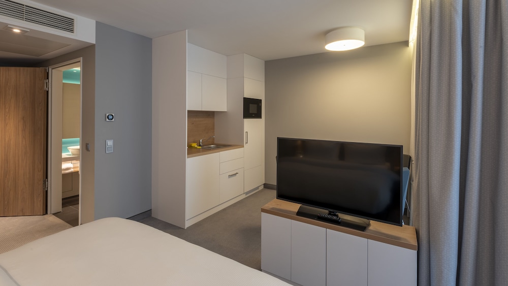 Suite, 1 Queen Bed, Balcony - Photo 8