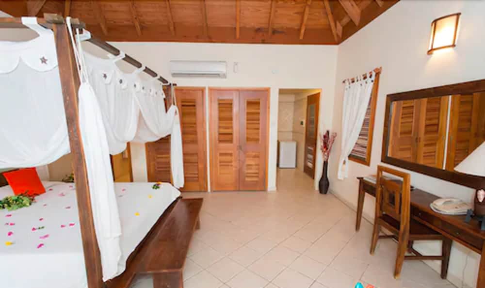 Deluxe Studio, 1 King Bed, Balcony, Sea View