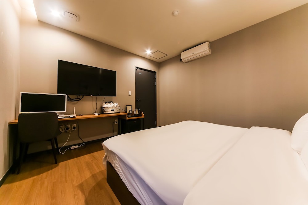 Premium Room, 1 Queen Bed photo 2