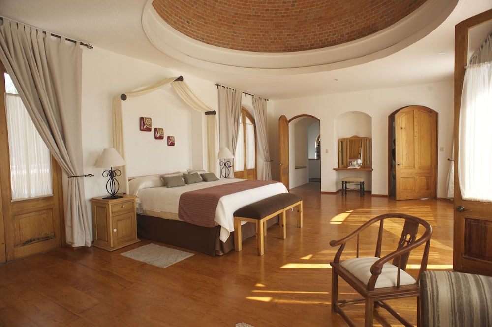 Grand Studio Suite, Pool View photo 1