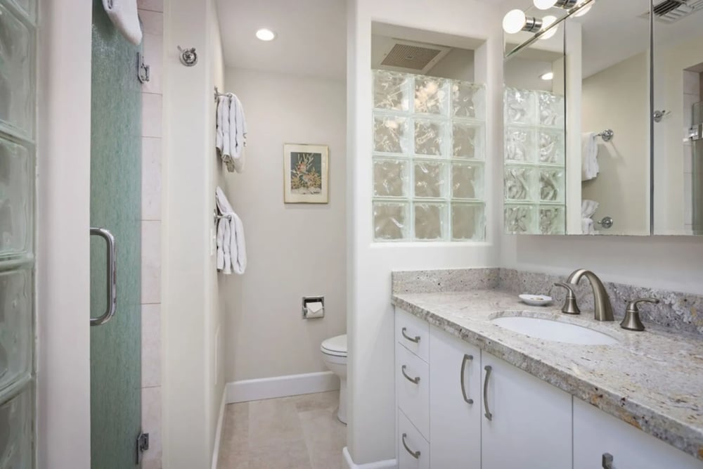 Premium Studio (Oceanside, Full Kitchen) - Photo 4