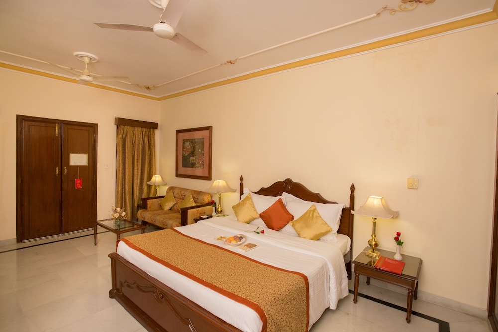 Palace Room - Photo 1