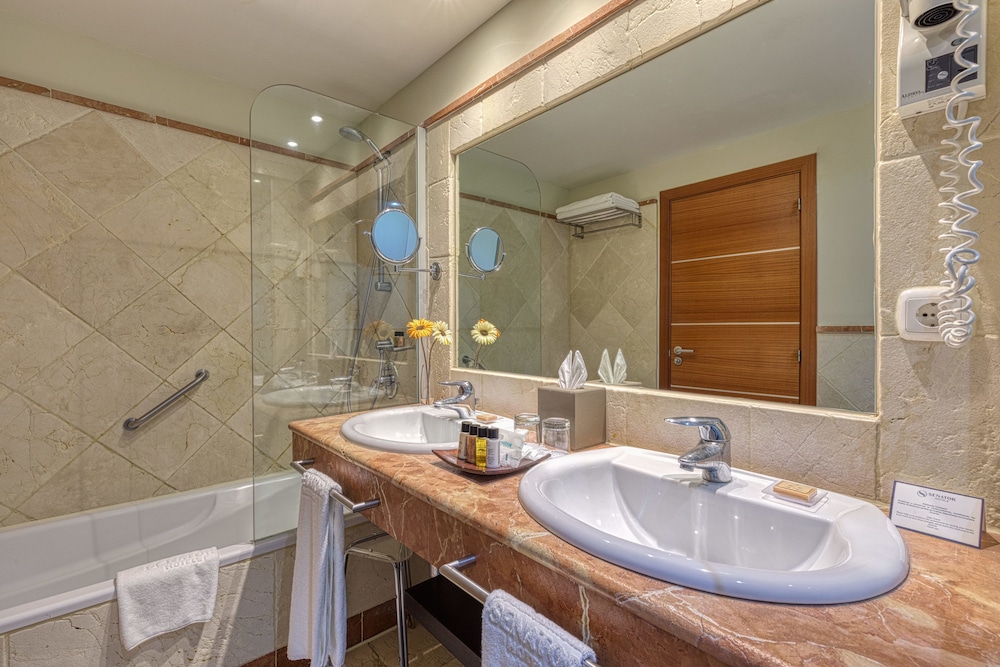 Deluxe Double Room - Photo 9