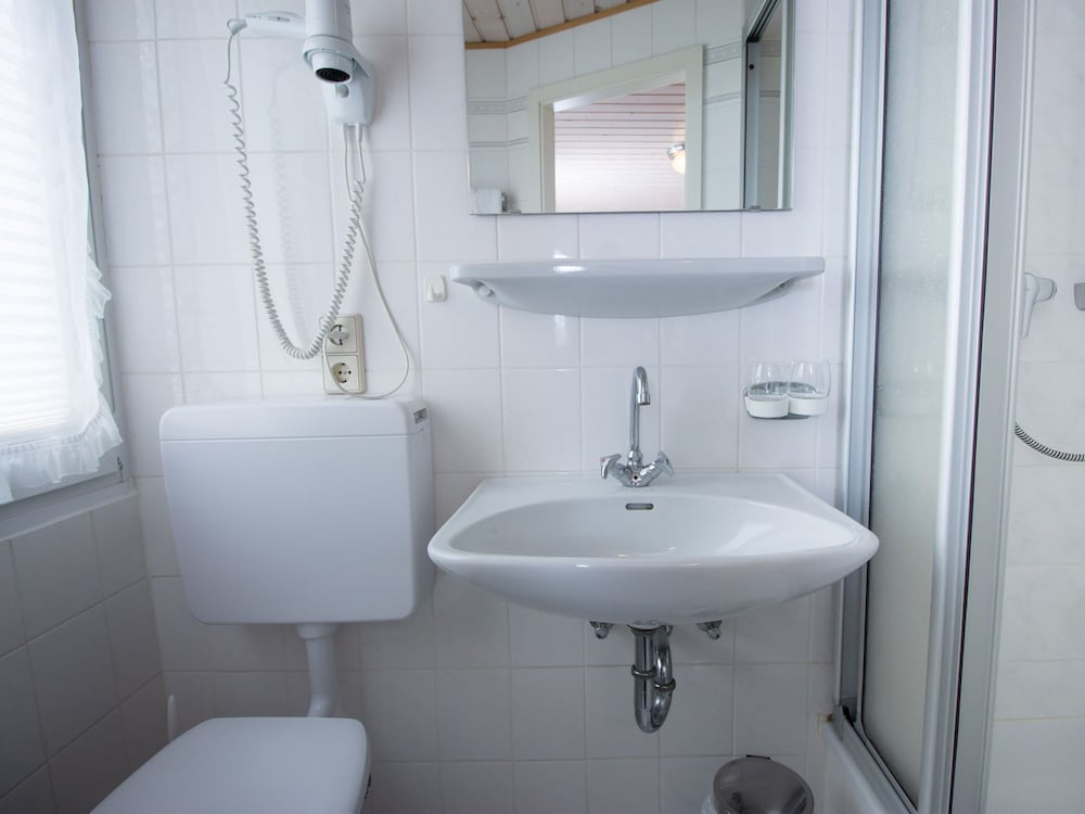 Basic Double Room, Ensuite photo 3