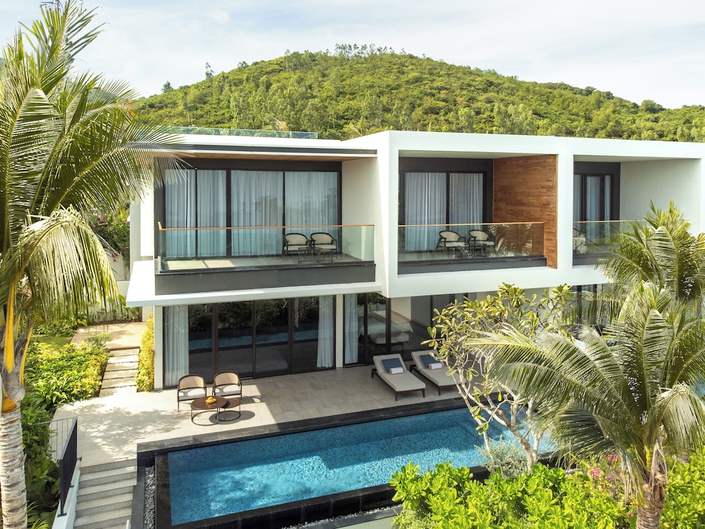 Lush Villa 3 Bedroom with Pool - Photo 6