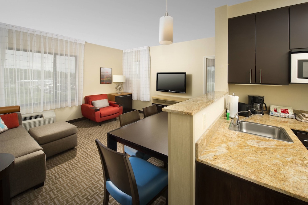 Suite, 2 Bedrooms (Mobility/Hearing Accessible, Tub) photo 3