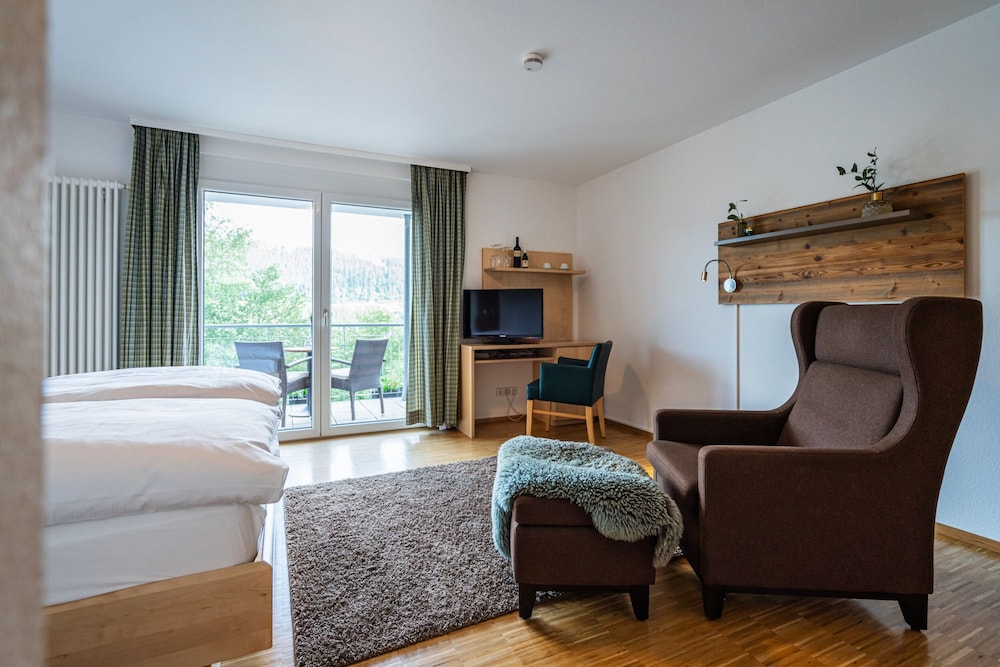Room. Lake. Side