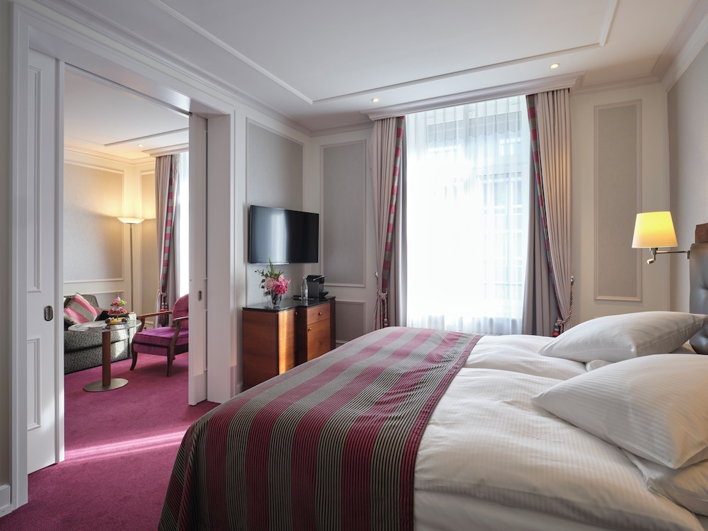 Junior Suite, 1 King Bed with Sofa bed - Photo 1