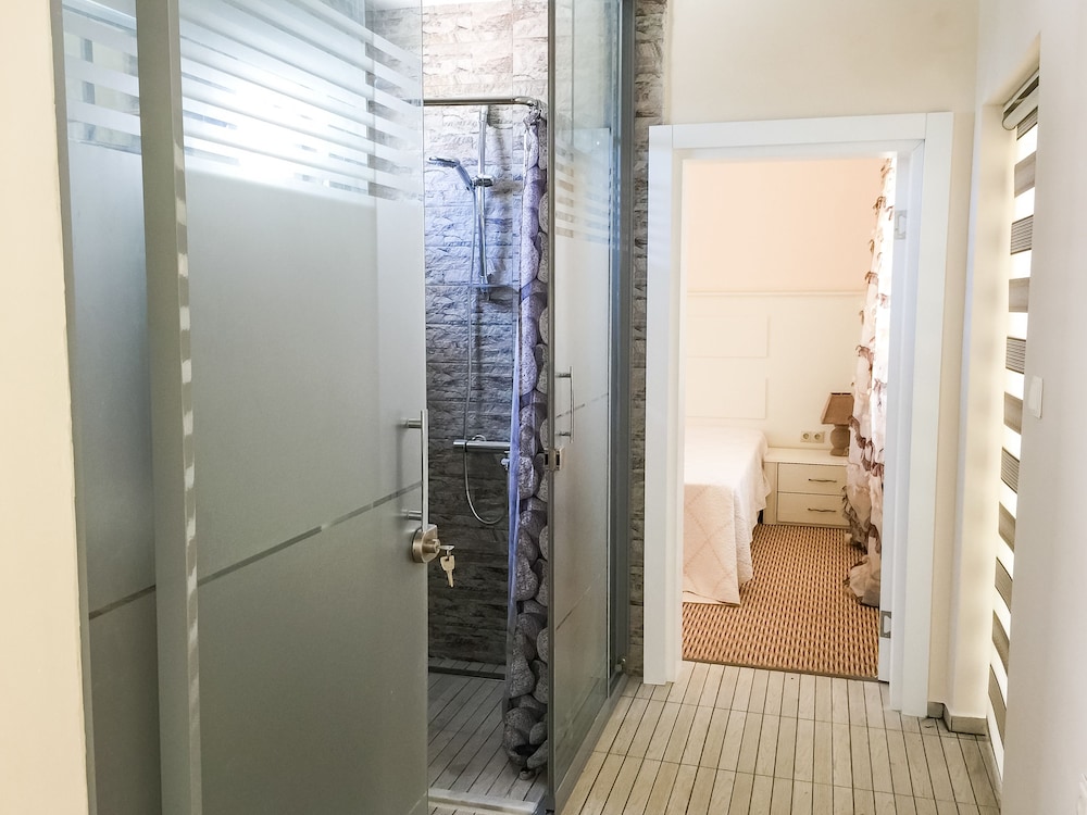 Deluxe Villa, Multiple Beds, Smoking photo 2