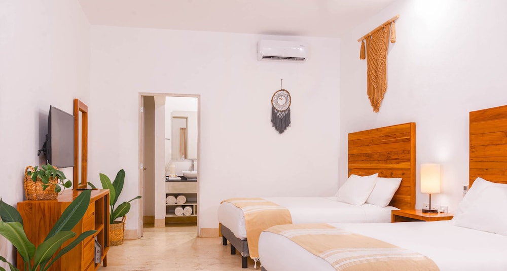 Deluxe Double Room, 2 Queen Beds, Pool View photo 1