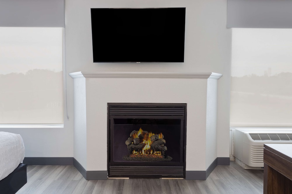 Suite, 1 King Bed, Non Smoking, Fireplace - Photo 3