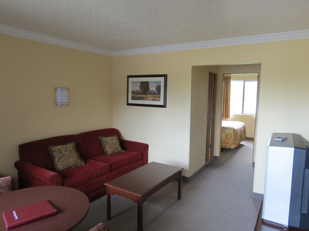 Suite, 1 Queen Bed (No Pets Allowed) photo 3