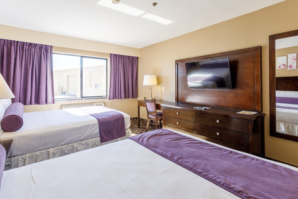 Room, 2 Queen Beds, Smoking (East Side) photo 3