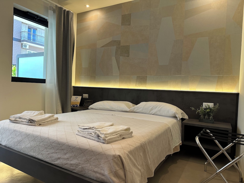 Luxury Room, 1 Queen Bed, Private Bathroom, Ground Floor photo 1