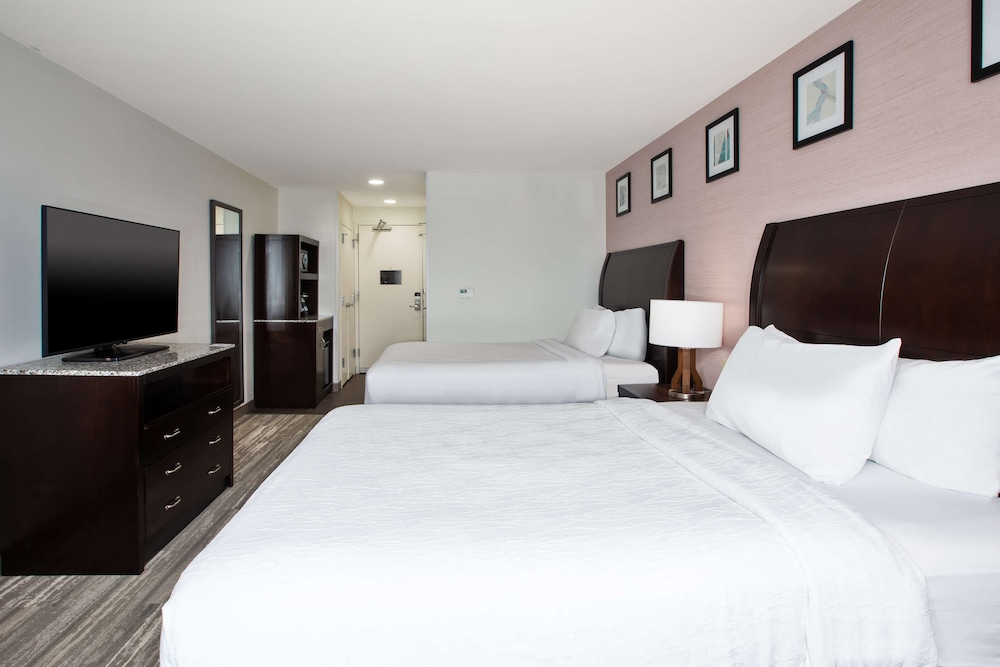 2 Queens Bedroom Suite photo 2
