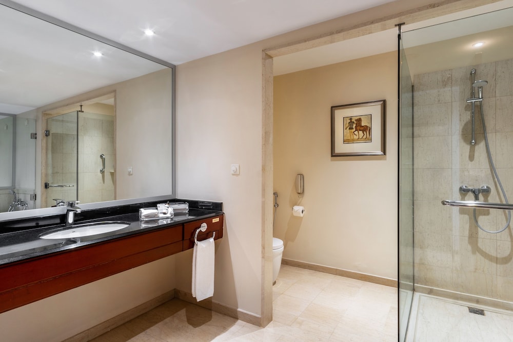 Room, 1 King Bed, Pool View (Club Access)