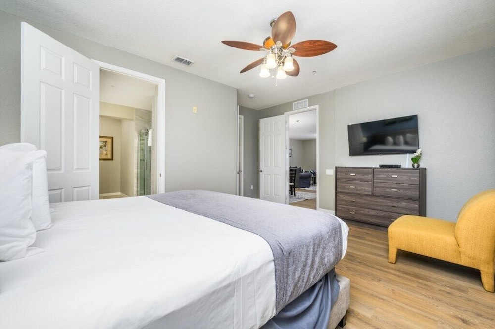 Condo (Stunning Vacation Condo - Vista Cay R)