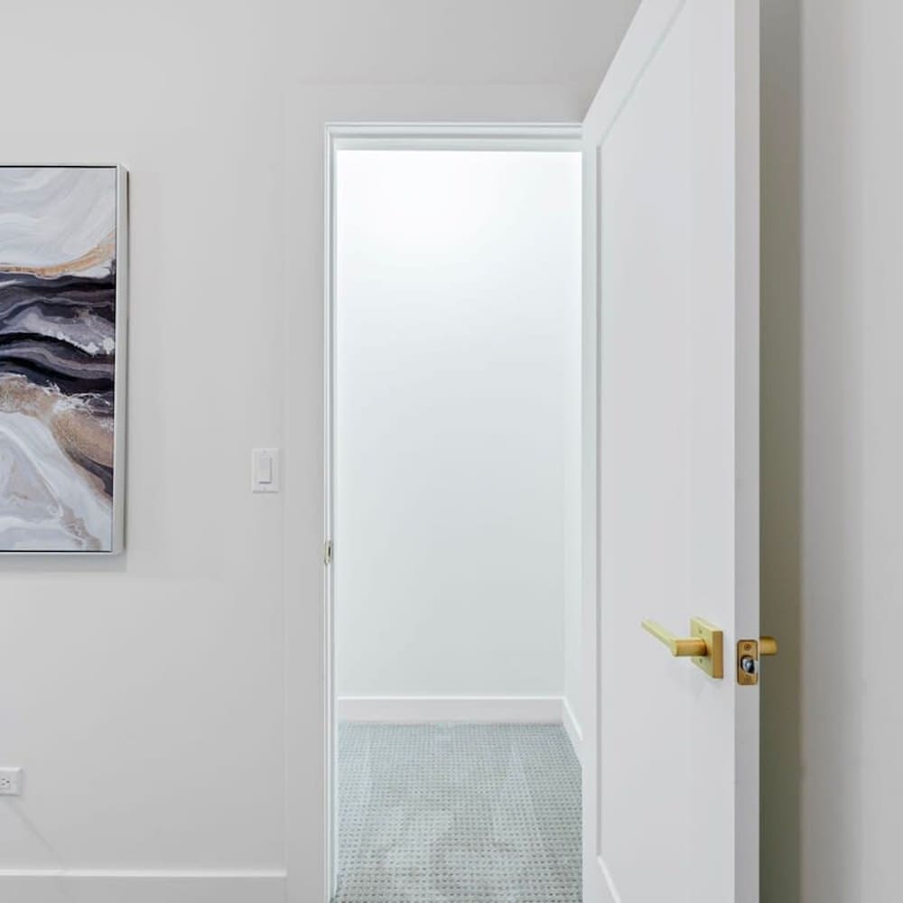 Chic 4-bedroom Haven Designer s Dream Home, Photo 19