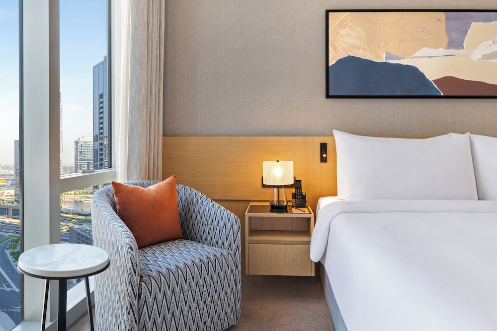 Deluxe Room, 1 King Bed, City View photo 3