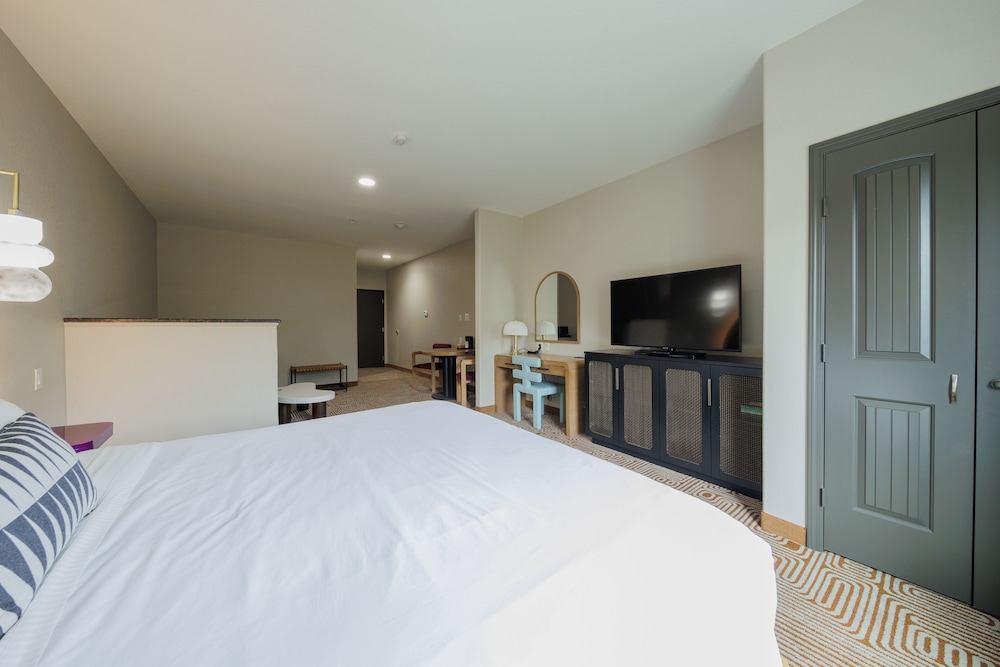 Premium King Suite photo 2