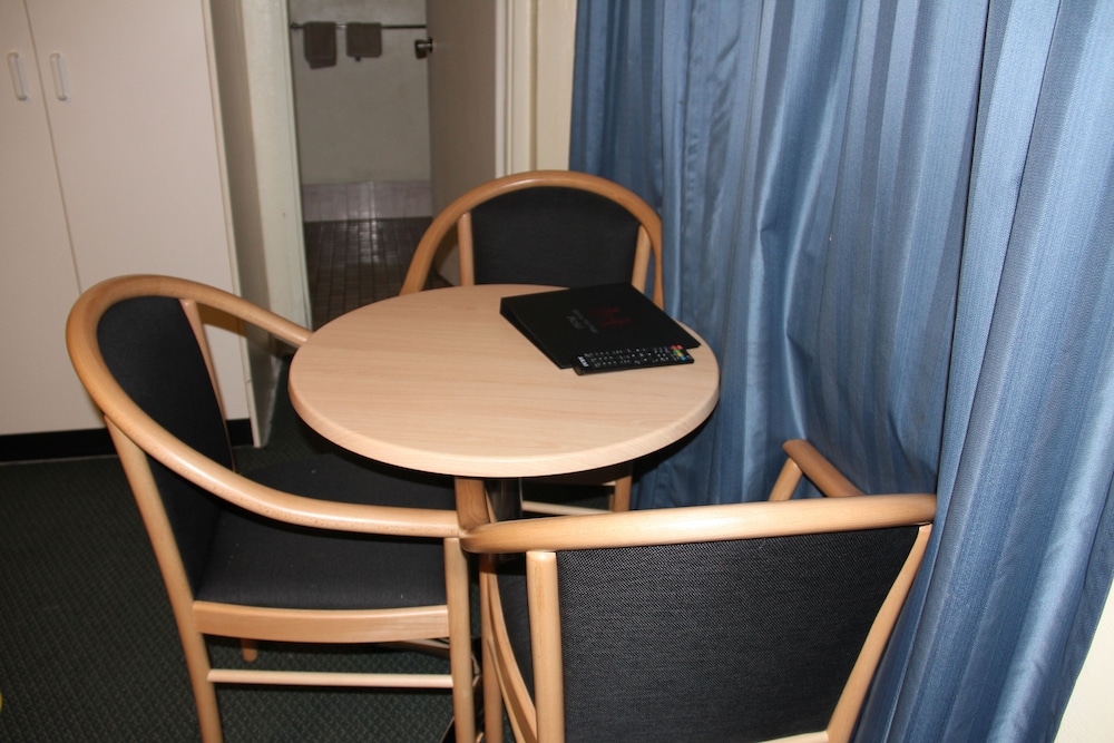 Budget Family Room - Photo 3