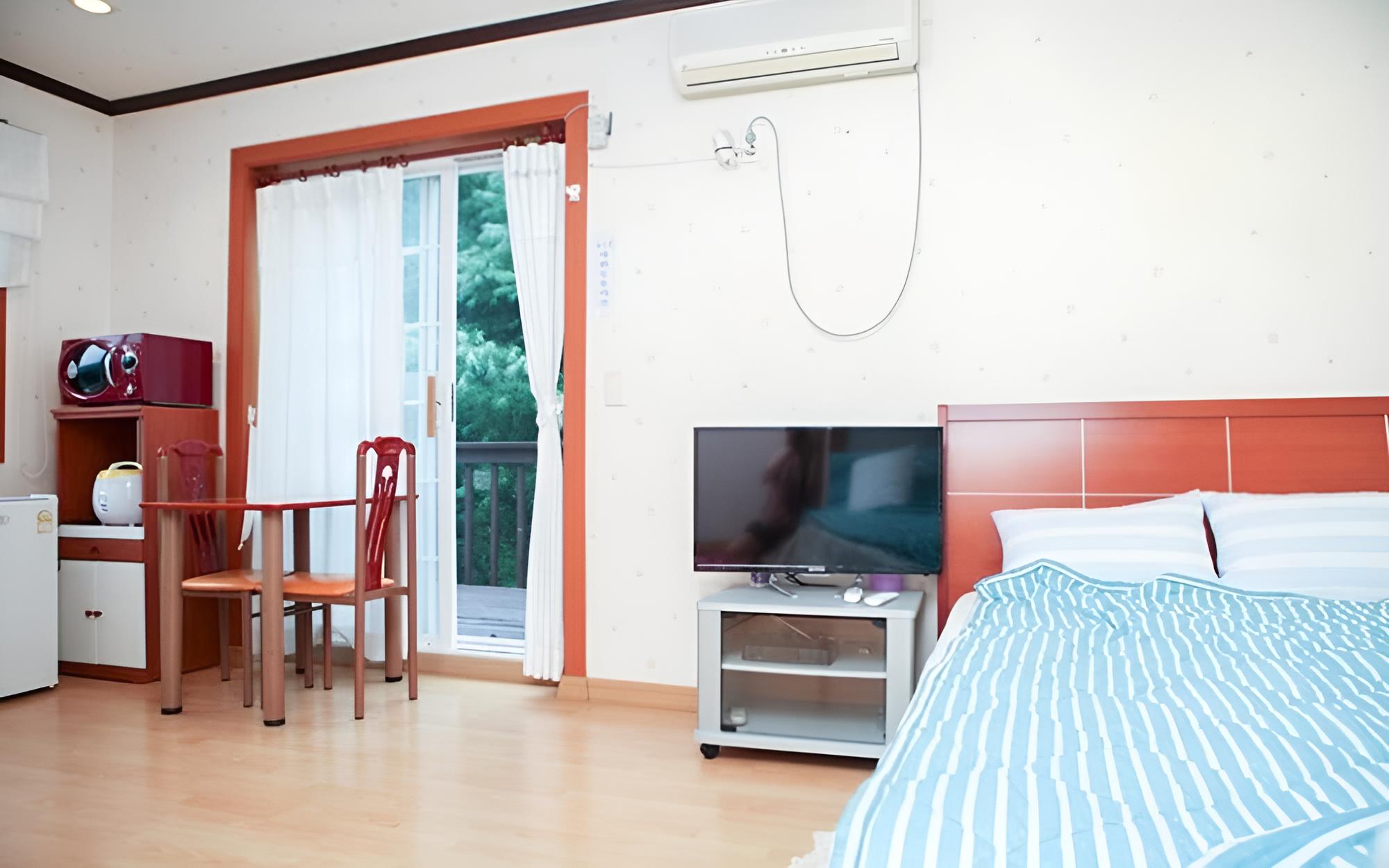 Room (Room 202)