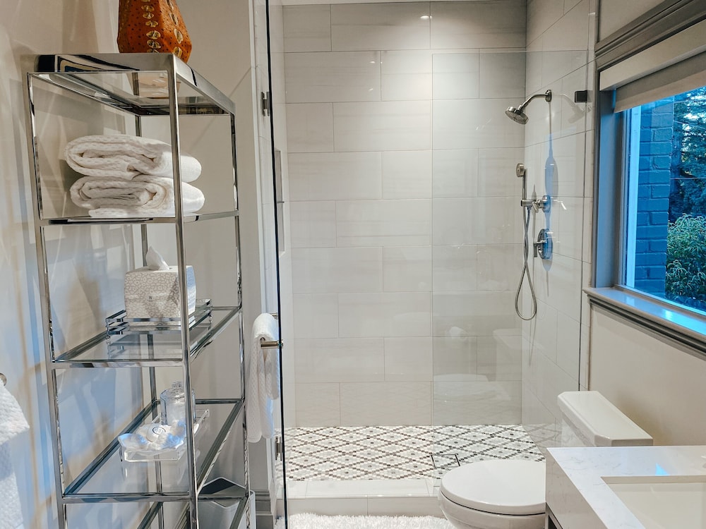 1 King Bed, Ensuite, (Aviation Suite) photo 3