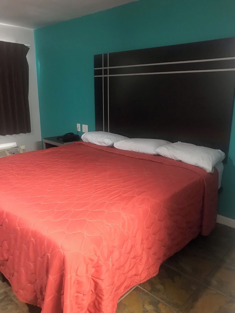 Standard Single Room, 1 King Bed, Non Smoking photo 1