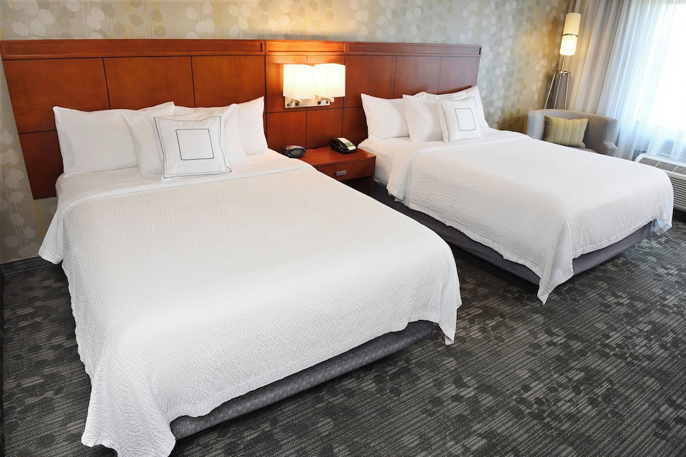 Room, 2 Queen Beds (Mobility Accessible, Tub) photo 2