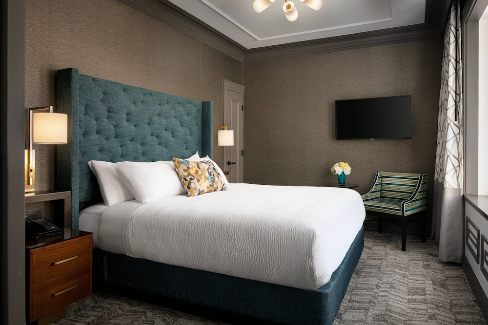 Room, 1 King Bed (Mobility Accessible, Tub) - Photo 3