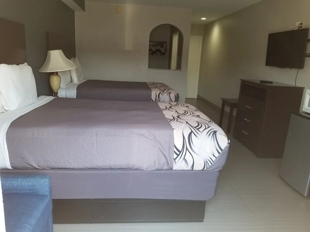 Room, 2 Double Beds, Non Smoking - Photo 4