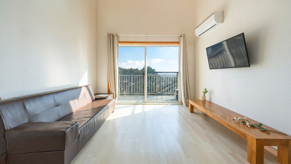 Basic Room, 1 Bedroom (A 201(private BBQ/Pet))