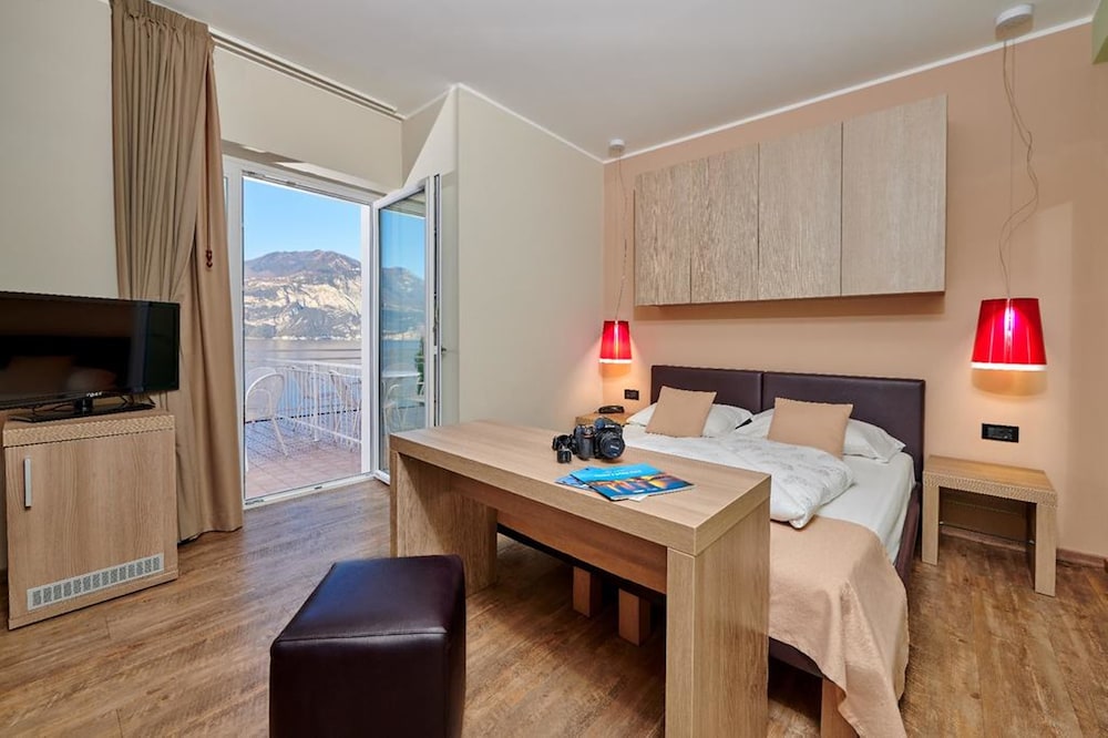 Junior Suite, 1 Bedroom, Terrace, Lake View