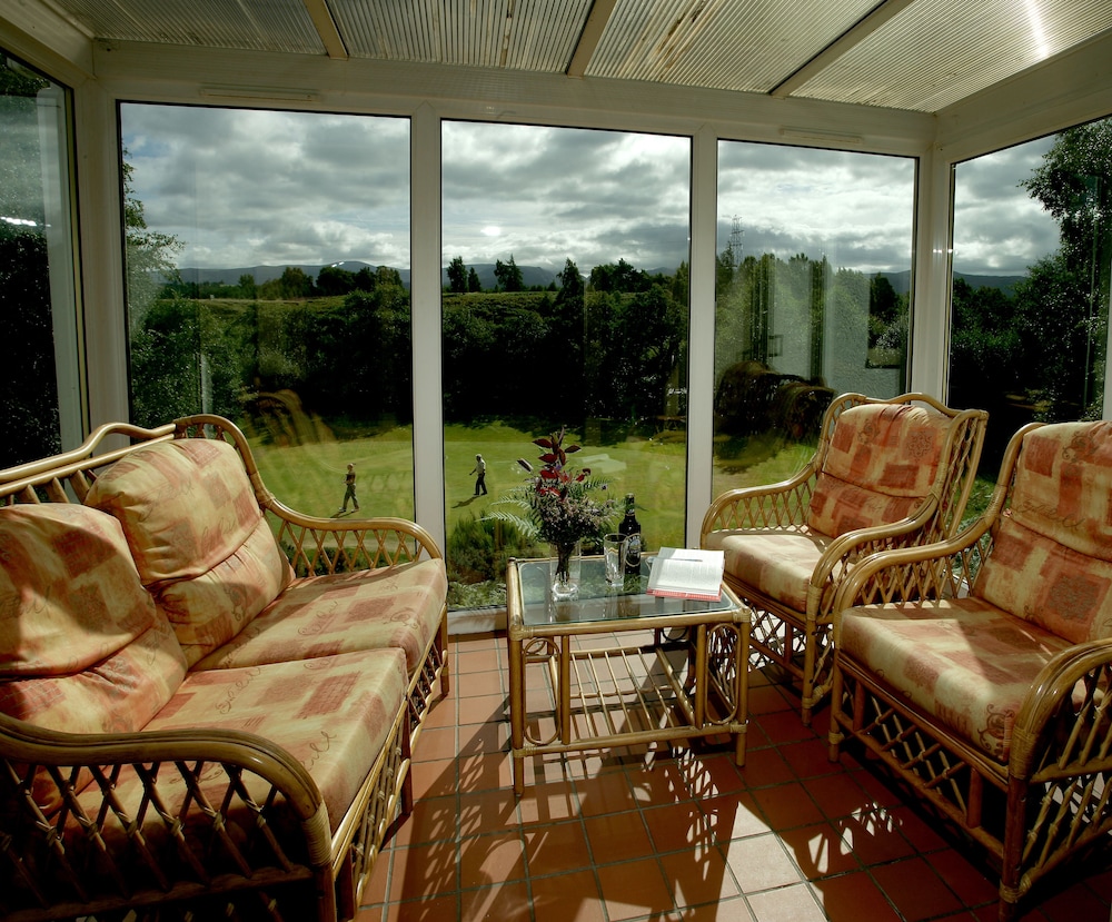 Spacious Extra Three Bedroom Apartment ( Log Fire) photo 2