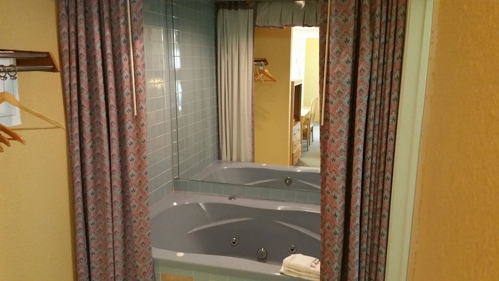 Deluxe Room, 1 Queen Bed, Jetted Tub photo 2